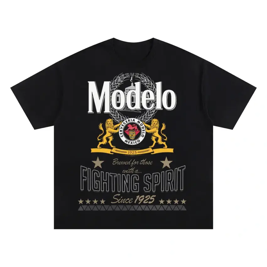 Modelo Fighting Spirit Oversized Black Graphic Tee