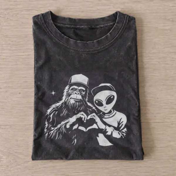 Bigfoot alien vintage t shirt washed20black20bigfoot alien.webp
