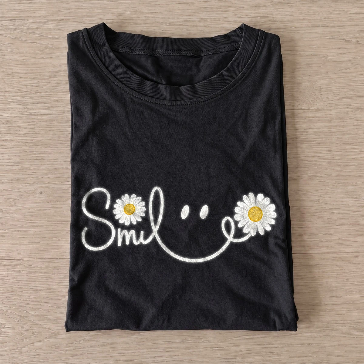 Daisy smile graphic t shirt black20daisy smile.webp