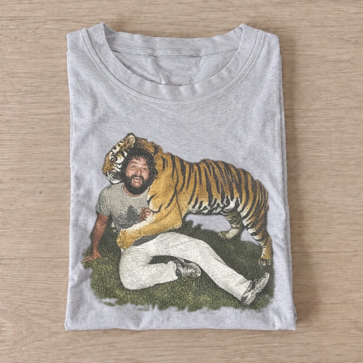 Tiger hug portrait t shirt gray20tiger hug portrait.webp